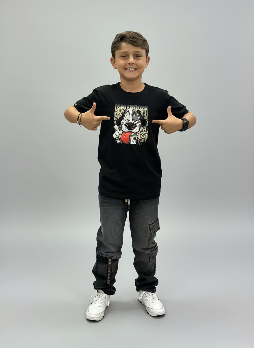 Conjunto Urbano Camiseta Negra con Estampado y Jean Cargo