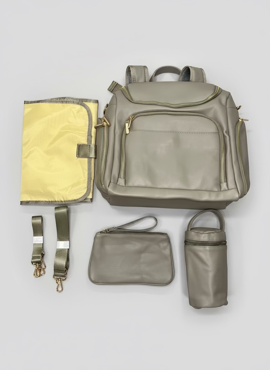 Pañalera morral con accesorios tipo cuero